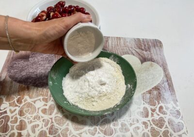 Aggiungete la bustina di lievito per dolci setacciato