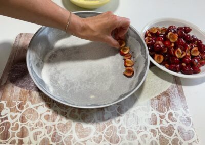 Disponete circolarmente le ciliegie 🍒 che avrete tagliato a metà fino a riempire lo stampo.