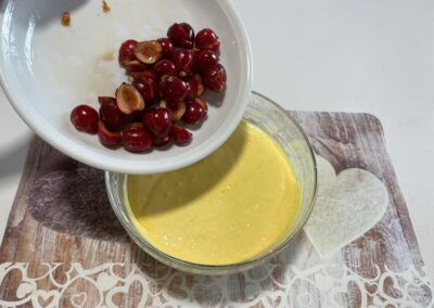 Aggiungete le restanti ciliegie all'impasto