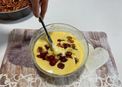 Mescolate con delicatezza in modo che le ciliegie non affondino nell’impasto