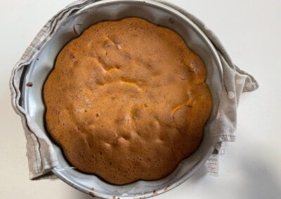 Sfornatela e lasciatela raffreddare completamente su una griglia per dolci
