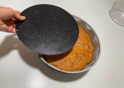 Con un vassoio capovolgete la torta