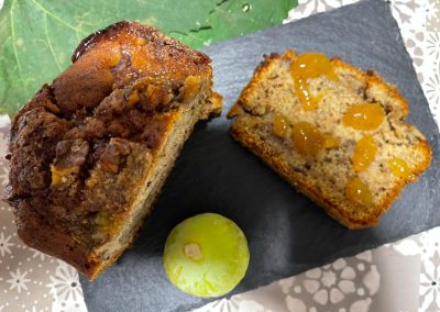 Squisita aggiunta ad una fetta di plum-cake noci e fichi