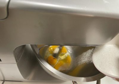 Aggiungete lo zucchero semolato