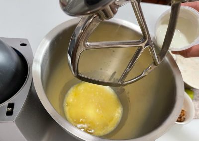 Aggiungete il vasetto di yogurt magro senza lattosio
