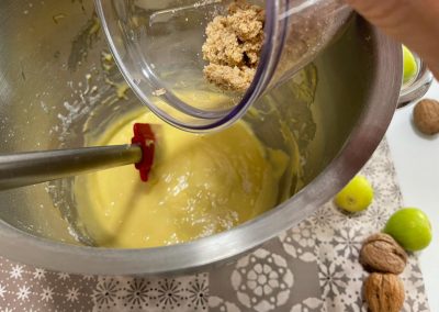 Versate i gherigli di noci tritate nell’impasto
