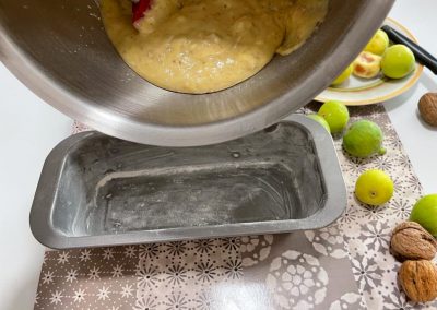 Versate l’impasto nello stampo da plumcake imburrato e infarinato