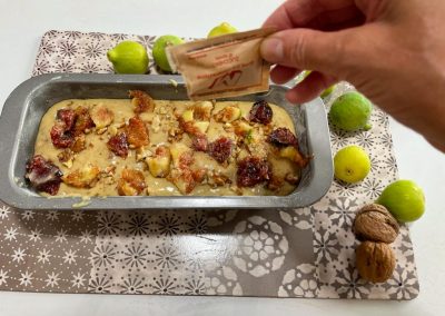 Aggiungete sulla superficie del plumcake dello zucchero di canna