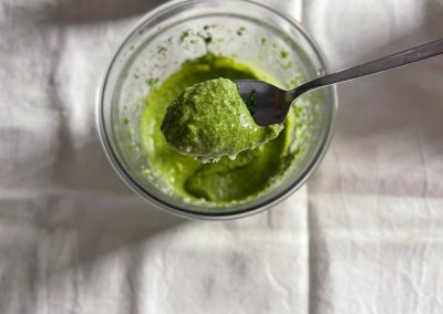 Ponete il pesto in una ciotola