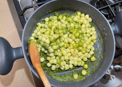 Mescolate gli gnocchi con il pesto con delicatezza a fiamma spenta