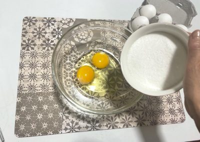 Versate in una ciotola le uova più lo zucchero semolato