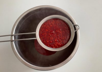Filtrate la salsa con un colino a maglie strette per togliere i semini