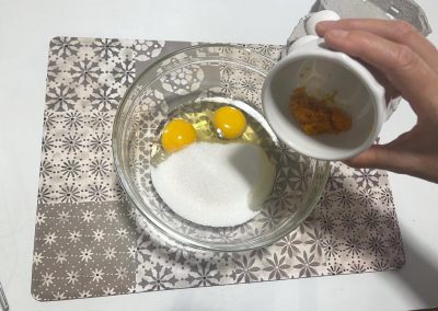 Aggiungete la scorza di arancia più l’estratto di vaniglia
