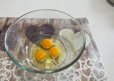 Mettete le tre uova medie temperature ambiente in una ciotola