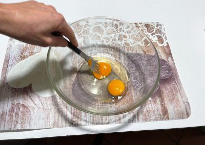Cominciate a lavorare le uova a temperatura ambiente in una ciotola