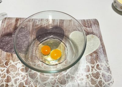 mettete 2 uova a temperatura ambiente in una ciotola