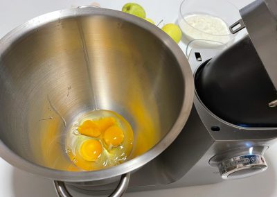 Versate le uova nella ciotola (temperatura ambiente)