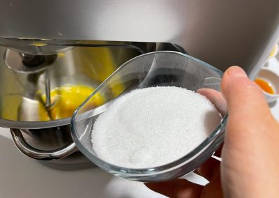 Aggiungete lo zucchero semolato