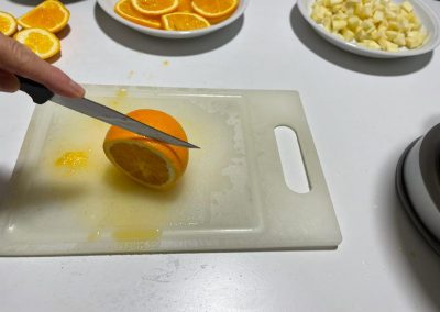 Tagliate l’arancia in fettine sottilissime