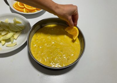 Completate partendo dal bordo con una fila di arance tagliate a metà  e una di mele