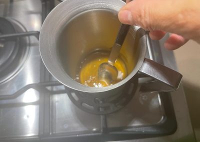 fate sciogliere il miele in un pentolino