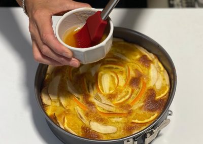 Decorate la torta con il miele