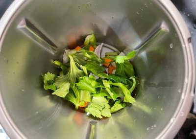 Mettete le verdure lavate in un robot da cucina o in un minipimer