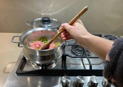 Mescolate gli ingredienti con un mestolo di legno