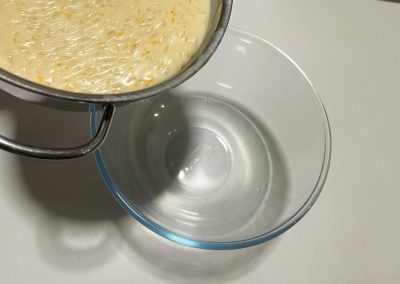 Versate il riso in una ciotola