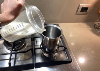 Versate il latte in un pentolino