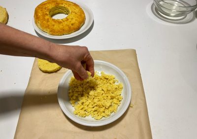 Poi sbriciolatelo con le mani per ottenere l'effetto mimosa