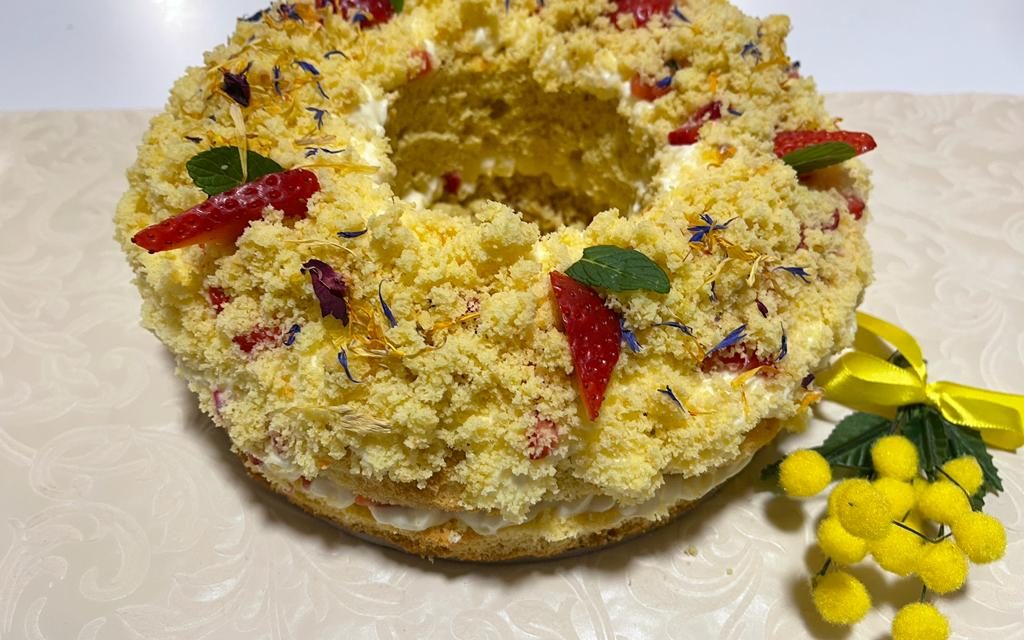 CIAMBELLA MIMOSA CON FRAGOLE DELLA MONICA