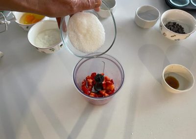 Aggiungete metà zucchero semolato (30 gr)