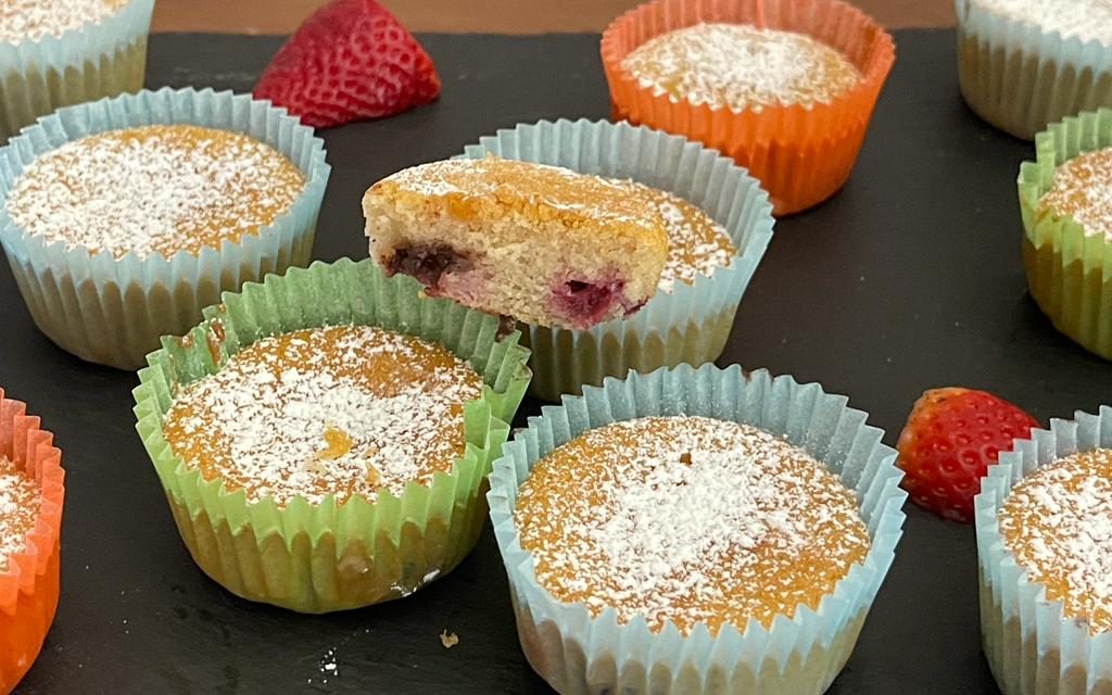 MUFFIN CON FARINA DI RISO PANNA FRAGOLE E PEPITE AL CIOCCOLATO