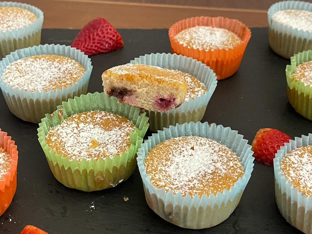 Muffin con farina di riso panna fragole e pepite al cioccolato
