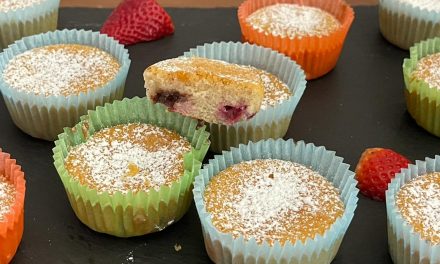 MUFFIN CON FARINA DI RISO PANNA FRAGOLE E PEPITE AL CIOCCOLATO