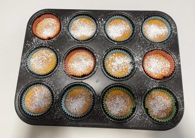 Aggiungete sulla superficie di ogni muffin dello zucchero a velo