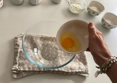 Versate l’uovo in una ciotola temperatura ambiente