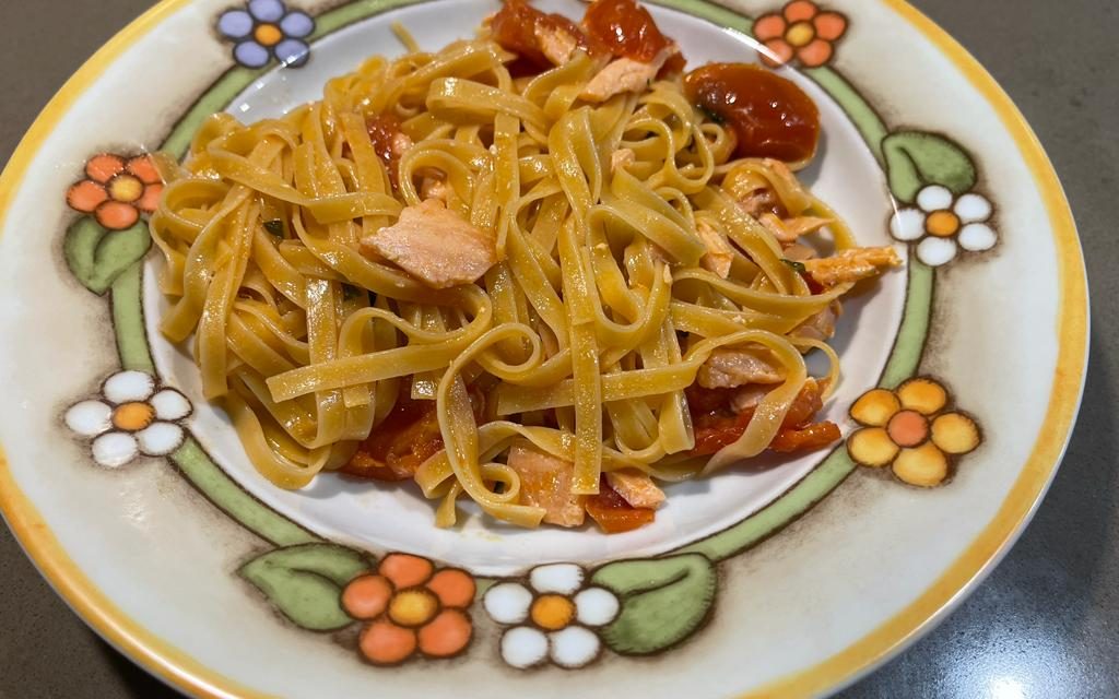TAGLIOLINI AL SALMONE CON SALMONE AFFUMICATO E POMODORINI FRESCHI DELLA MONICA
