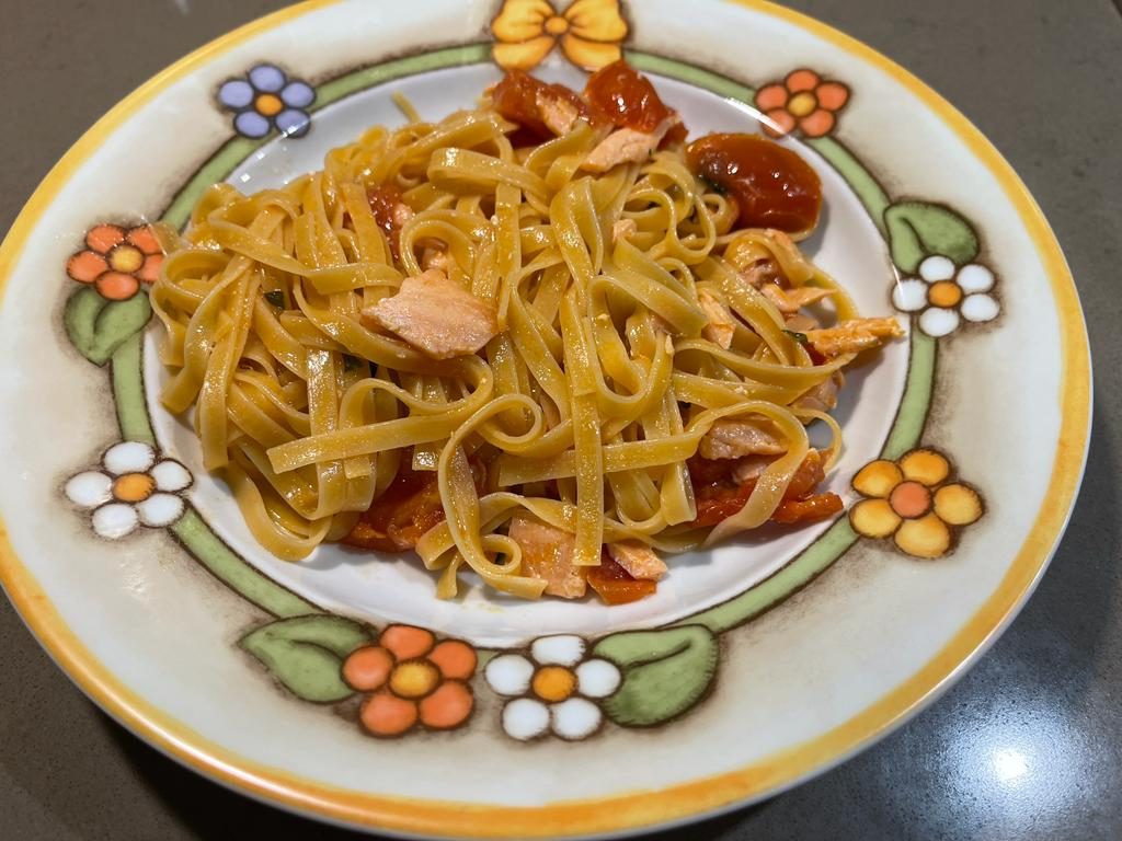 Tagliolini al salmone con salmone affumicato e pomodorini freschi