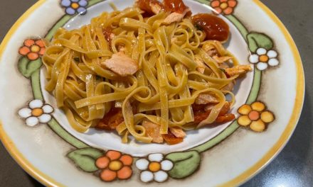 TAGLIOLINI AL SALMONE CON SALMONE AFFUMICATO E POMODORINI FRESCHI DELLA MONICA