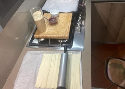 Srotolate la pasta sfoglia e stendetela leggermente con un mattarello