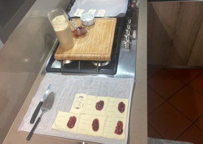 Richiudete i fagottini con marmellata facendo attenzione