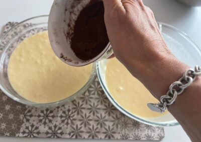 In una ciotola versate il cacao amaro in polvere (setacciato)