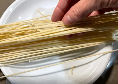 Preparate la quantità di spaghettoni artigianali grossi o pasta Tonnarelli