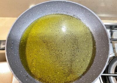 In una padella capiente antiaderente versate olio evo più pepe nero macinato al momento, ponete sul fuoco appena mancheranno due o tre minuti per scolare la pasta. Appena vedrete che il pepe si sarà tostato spegnete la fiamma.