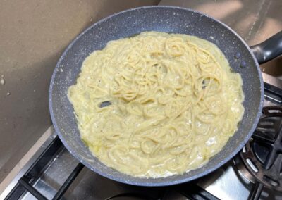 Versate immediatamente la pasta nella pentola mescolando velocemente e aggiungete poco per volta pecorino e acqua di cottura. Spegnete la fiamma e continuate a mescolare e aggiungendo pecorino e se necessario ancora acqua di cottura fino a formare una cremina