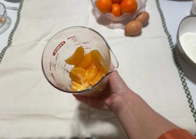 Sbuccia i mandarini più la scorza di due mandarini