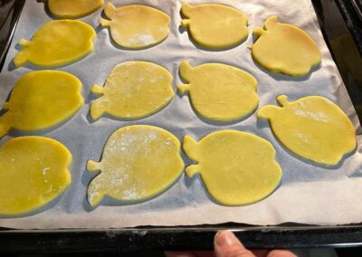 Stendete con il mattarello la pastafrolla e con la formina a mela realizzate i biscotti