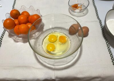 In una ciotola versa le 3 uova